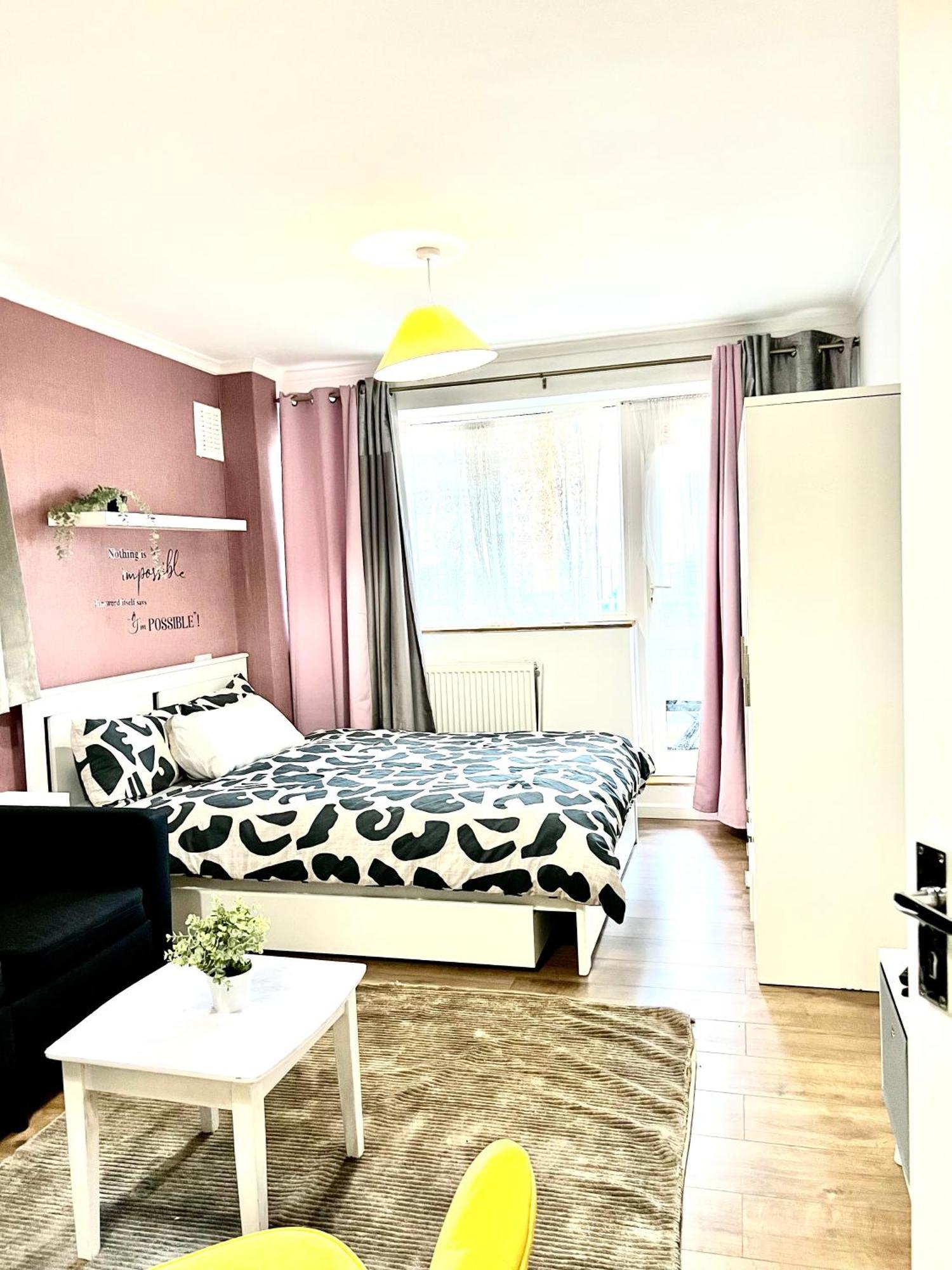 Spacious Near The Center Homestay *